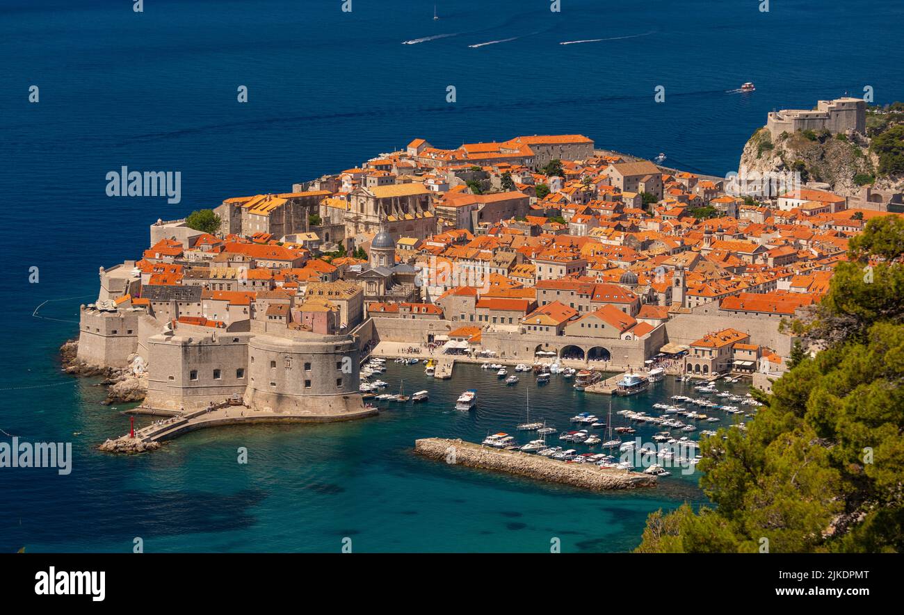 DUBROVNIK, KROATIEN, EUROPA - die ummauerte Festungsstadt Dubrovnik, Luftaufnahme, an der Dalmatiner Küste. Stockfoto
