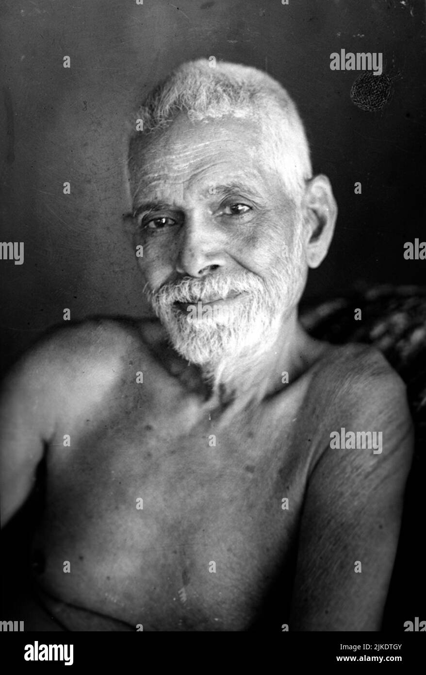 Schwarz-Weiß-Foto-Porträt des indischen Weisen Sri Ramana Maharshi, aufgenommen von C.G Welling im Jahr 1948, Tiruvannamalai, Indien Stockfoto