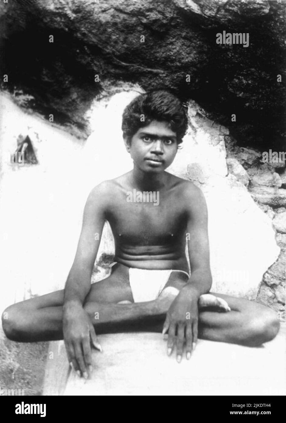 Der indische Salbei Ramana Maharshi wurde 1902 als junger Mann auf dem heiligen Hügel von Arunachala, Tiruvannamalai, Indien, aufgenommen Stockfoto