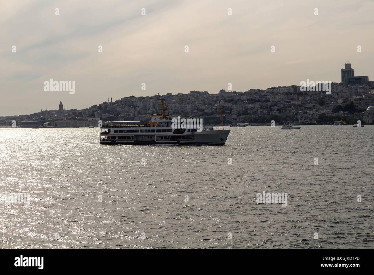 Blick auf die Fähre auf dem Bosporus und die europäische Seite von Istanbul. Es ist ein sonniger Sommertag. Wunderschöne Szene. Stockfoto