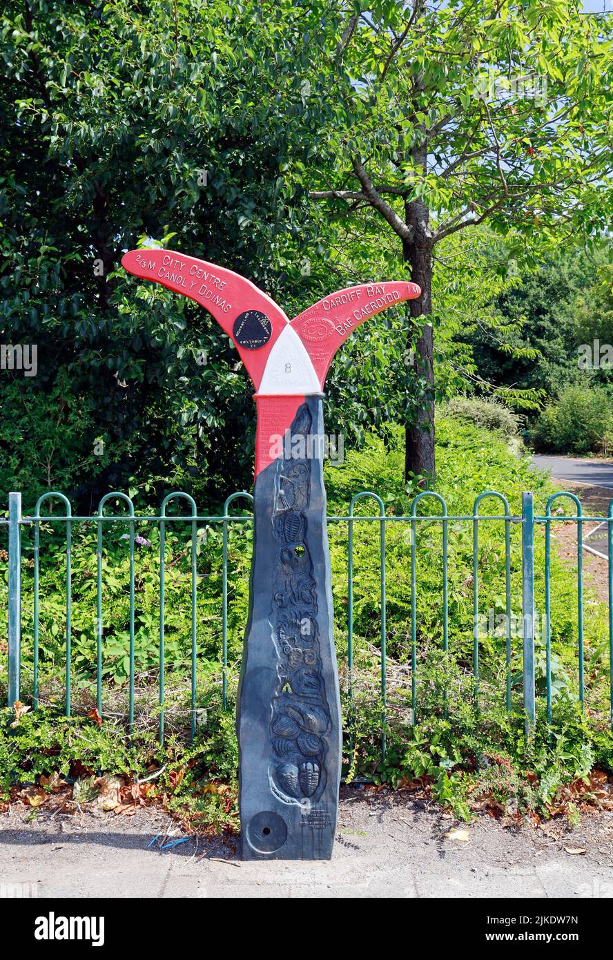 Künstlerische Metall Wegweiser / Skulptur. Lloyd George Avenue, Cardiff City Centre bis Cardiff Bay Stockfoto