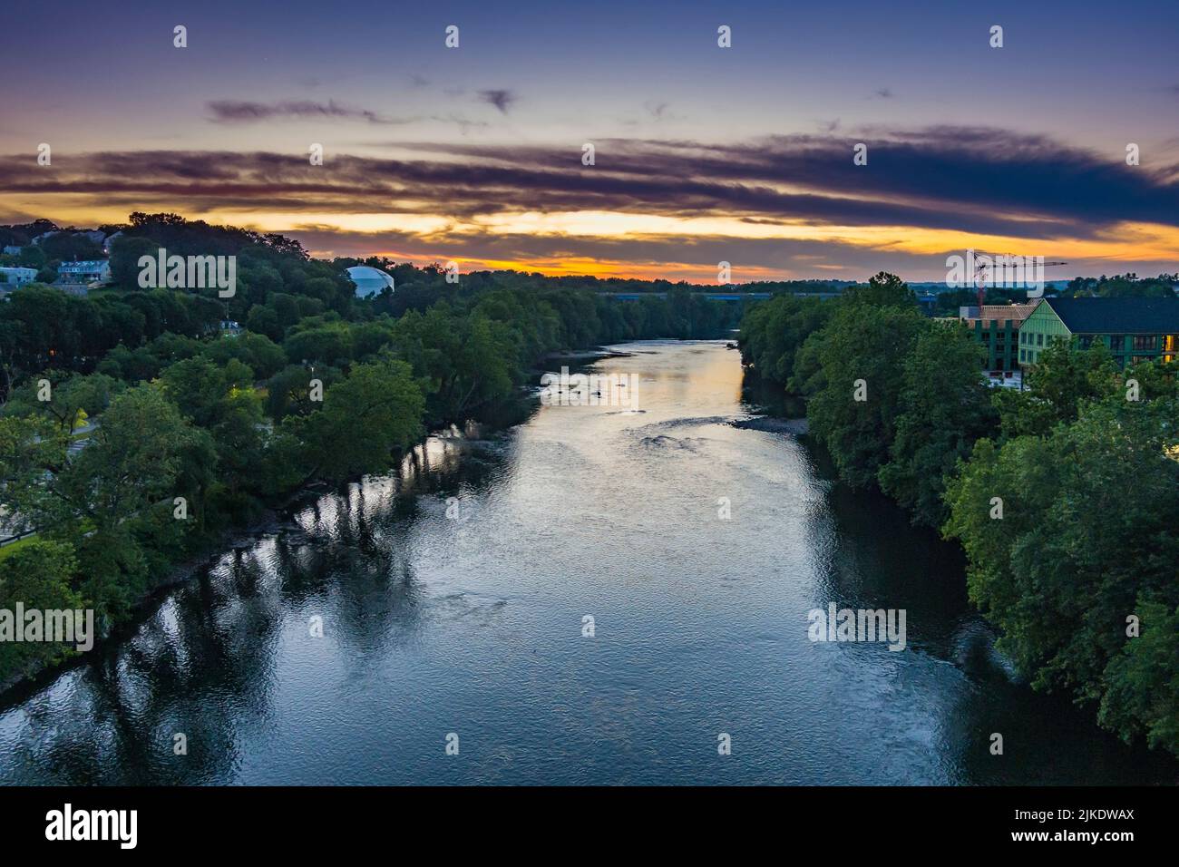 Blick auf den Schuylkill River bei Conshohocken Pennsylvania bei Sonnenuntergang aus der Vogelperspektive. Stockfoto