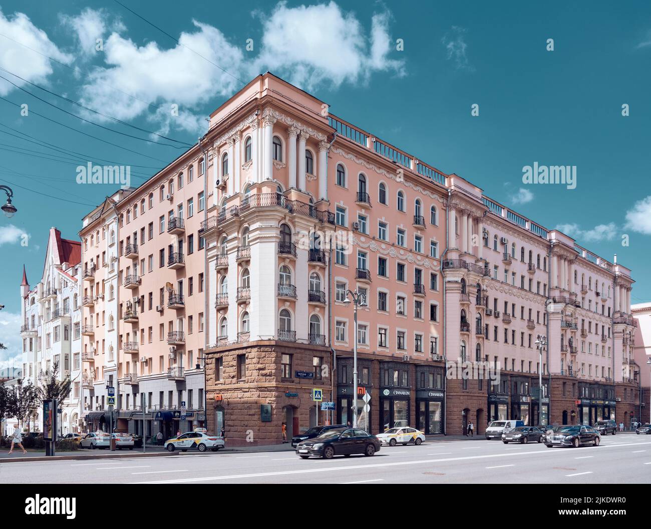 Altes Wohnhaus aus dem Jahr 1902 in der Tverskaya-Straße, Stadtbild: Moskau, Russland - 22. Juli 2022 Stockfoto