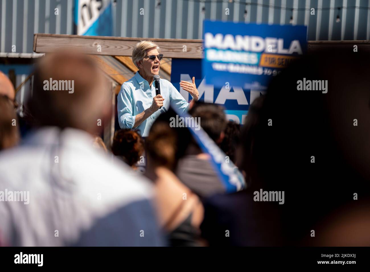 Die demokratische Senatorin Elizabeth Warren spricht bei einer Veranstaltung im Freien für die Kandidatin Mandela Barnes in Milwaukee, Wisconsin. Stockfoto