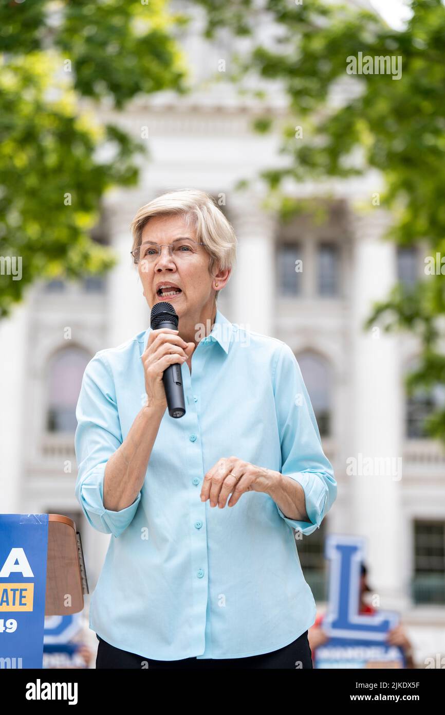 Die demokratische Senatorin Elizabeth Warren hält ein Mikrofon und spricht bei einer Veranstaltung im Freien Stockfoto