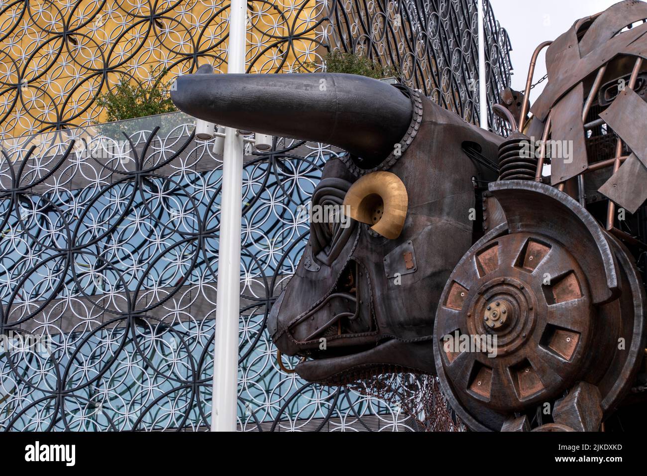 10 m hoher Mechanical Bull, das Herzstück der Eröffnungszeremonie der Commonwealth Games 2022. Jetzt auf dem Centenary Square in Birmingham zu sehen. Stockfoto