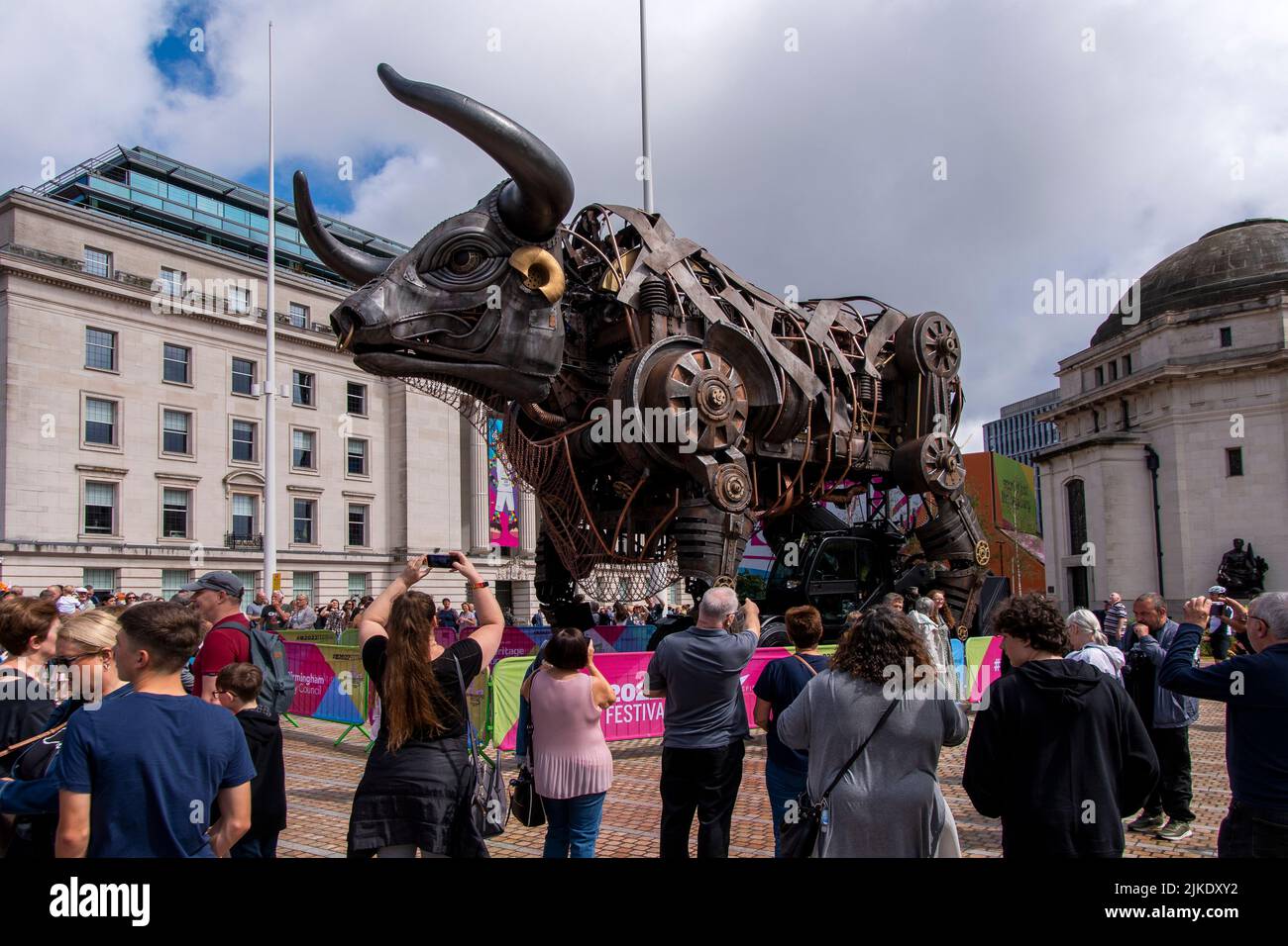 10 m hoher Mechanical Bull, das Herzstück der Eröffnungszeremonie der Commonwealth Games 2022. Jetzt auf dem Centenary Square in Birmingham zu sehen. Stockfoto