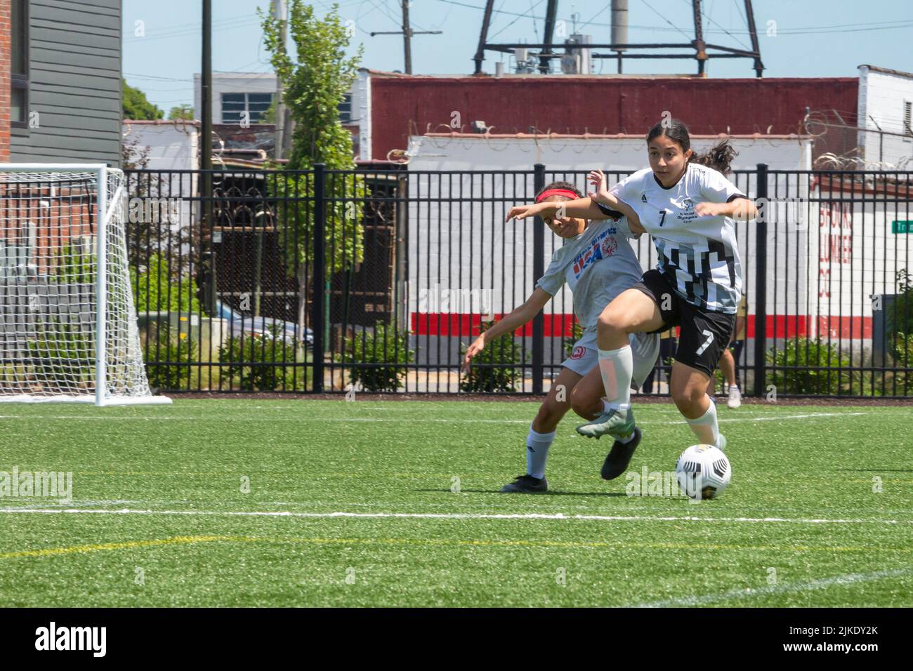 Detroit, Michigan, USA. 31.. Juli 2022. Die Damen-Teams der Vereinigten Staaten und Ägyptens spielten das erste Spiel beim Fußballturnier Special Olympics Unified Cup (Fußball) 2022. Der Unified Cup vereint Athleten mit und ohne intellektuelle Behinderungen als Teamkollegen. Kredit: Jim West/Alamy Live Nachrichten Stockfoto