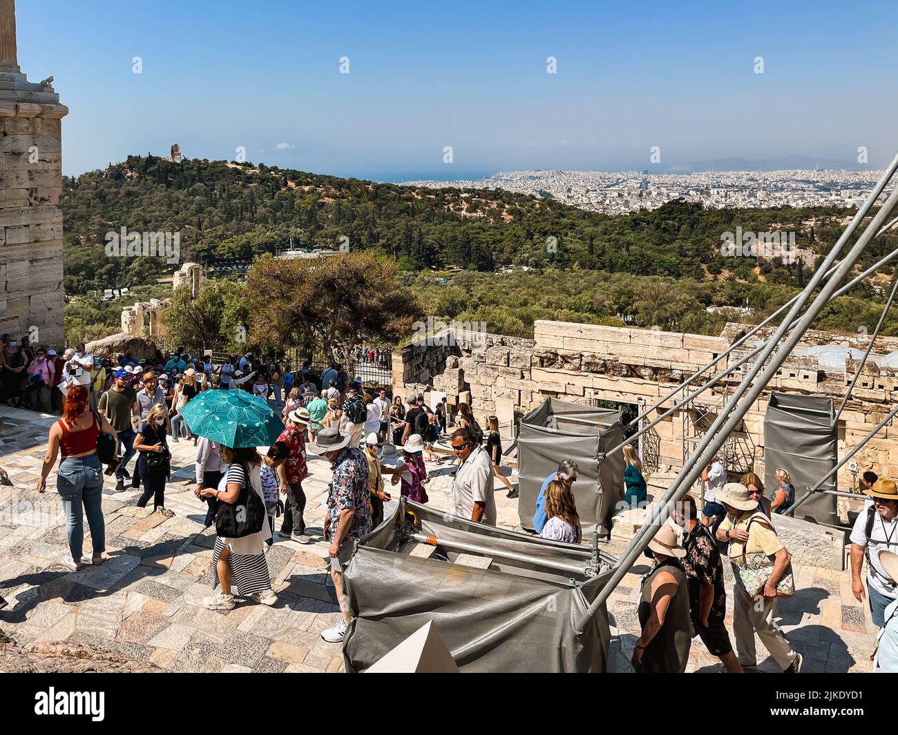 ATHEN, GRIECHENLAND - 14. MAI 2022: Eine Touristenschar stürmt die Akropolis nach ihrer Eröffnung. Sonniger Tag. Stockfoto