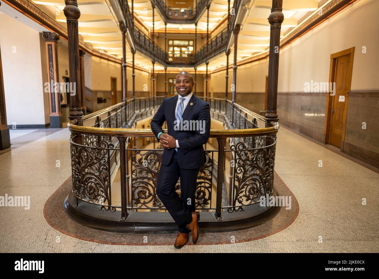 Ein Porträt von Cavalier Johnson, dem Bürgermeister von Milwaukee, Wisconsin, fotografiert im Rathaus von Milwaukee. Stockfoto