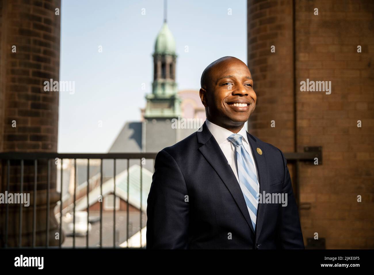 Ein Porträt von Cavalier Johnson, dem Bürgermeister von Milwaukee, Wisconsin, fotografiert im Rathaus von Milwaukee. Stockfoto