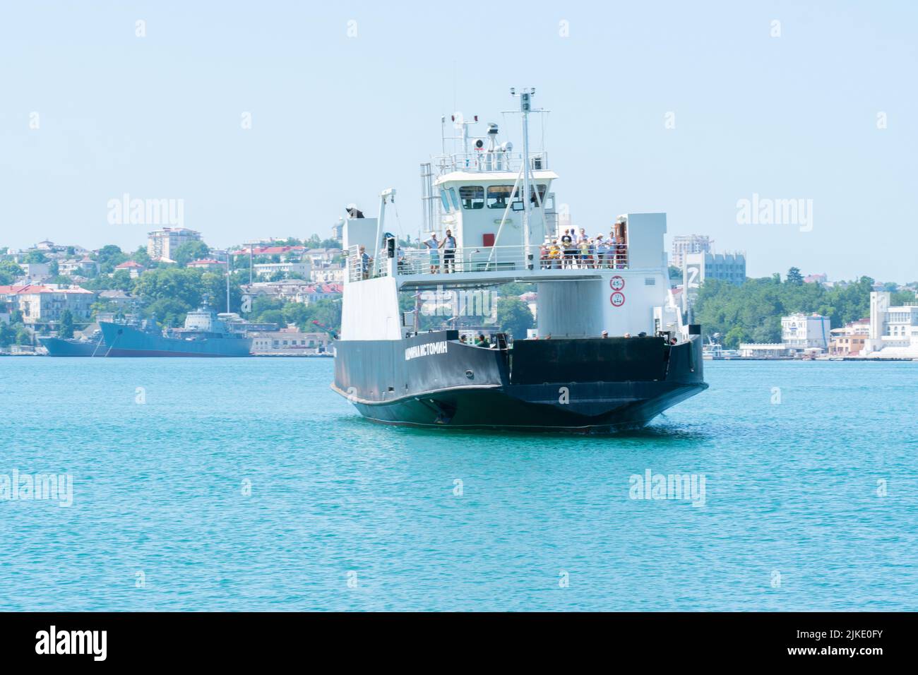 RUSSLAND, KRIM - 08. JUL 2022: Sewastopol Stadt Bucht krim Meer russland Pier Fähre Transport Menschen, für Landschaft schwarz in Sicht für den Transport Stockfoto