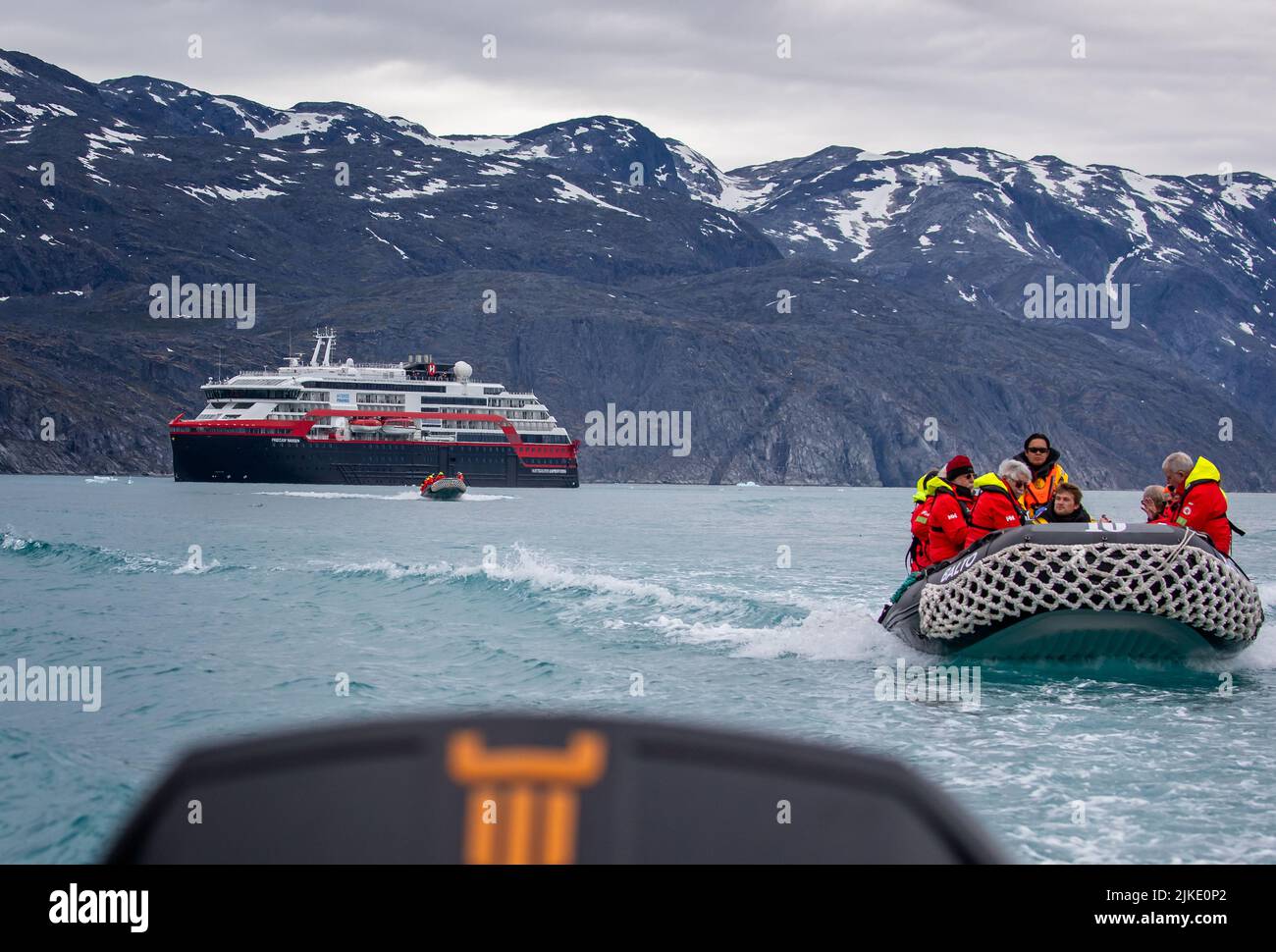 Expeditions-Zodiacs, die Passagiere von Hurtigrutens MS Fridtjof Nansen zum Gletscher in Kvanefjord, Grönland, am 14. Juli 2022 bringen Stockfoto