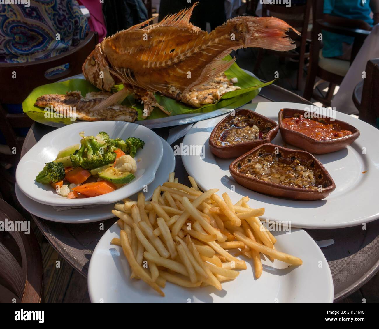 Fischgericht mit Gemüse und Saucen im mexikanischen Fischrestaurant Mexico City, Mexiko Stockfoto