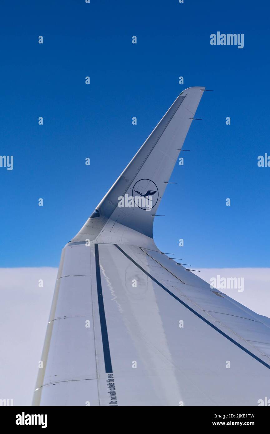 Auf dem Weg von London nach Frankfurt - April 2022: Geschwungene Flügelspitze mit Lufthansa-Logo auf einem Airbus A320 neo Jet Stockfoto