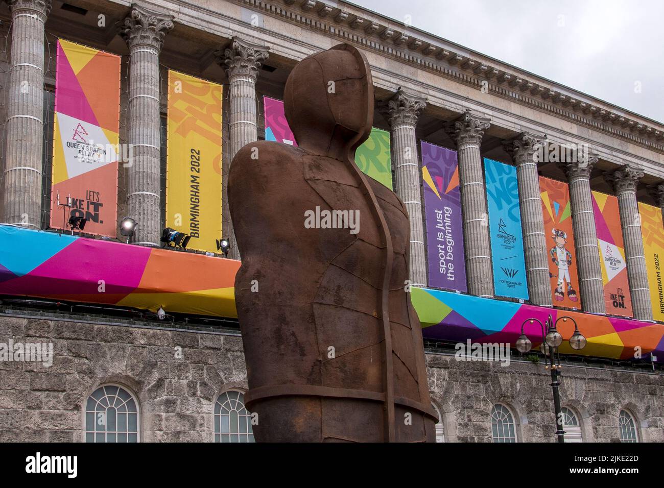 Anthony Gormleys EISERNE:MAN-Statue steht während der Commonwealth Games 2022 vor dem Rathaus von Birmingham. Stockfoto