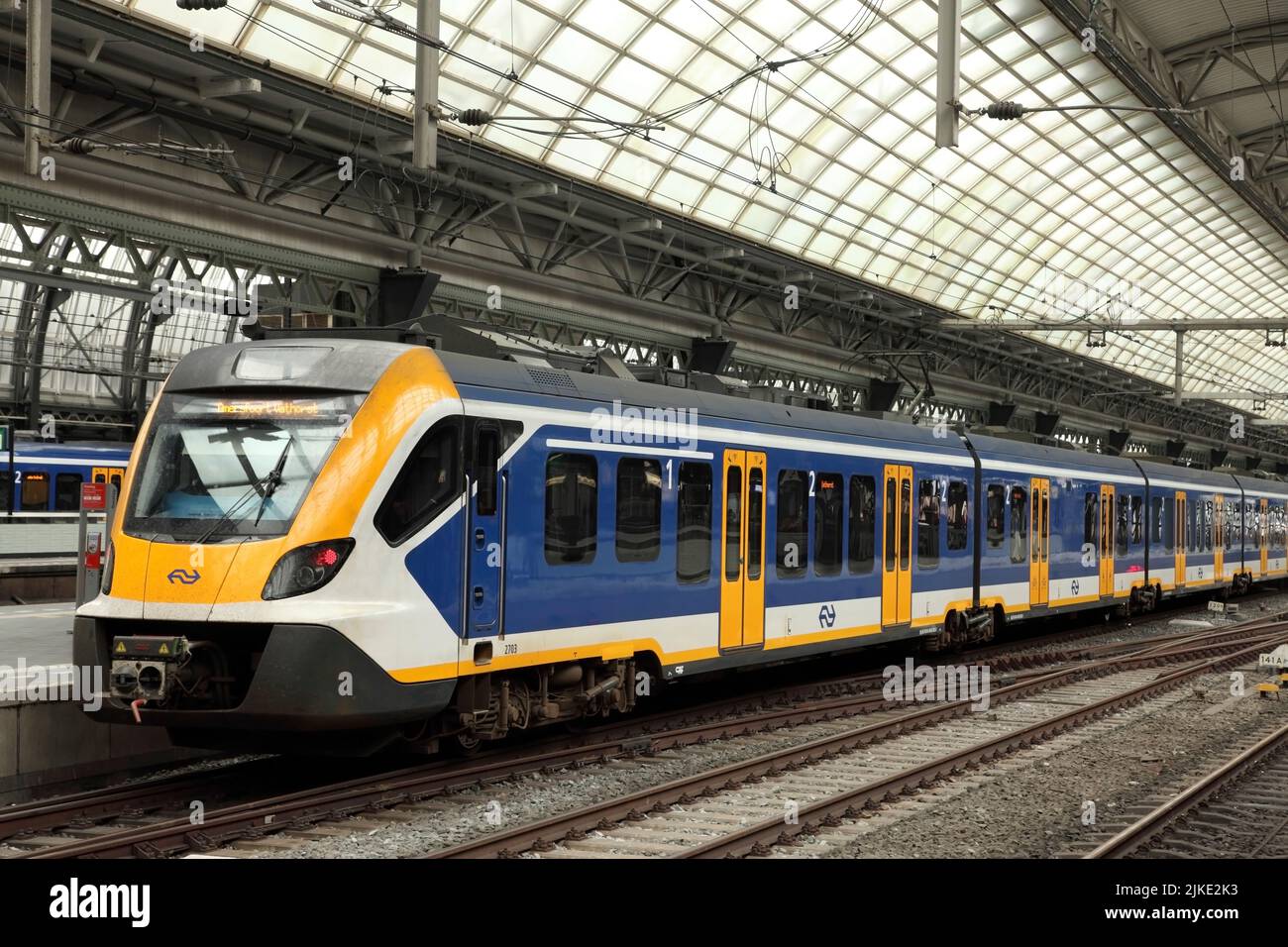 CAF-konstruierter Sprinter New Generation oder SNG Civity Zug am Hauptbahnhof Amsterdam Centraal, Niederlande. Stockfoto