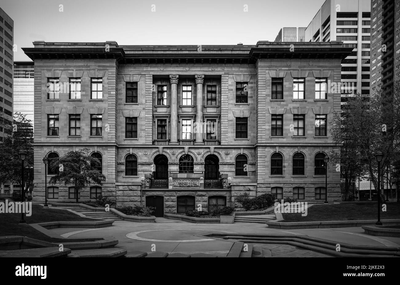 Schwarz-Weiß-Ansicht des McDougall Historical Building in der Innenstadt von Calgary, Alberta, Kanada Stockfoto