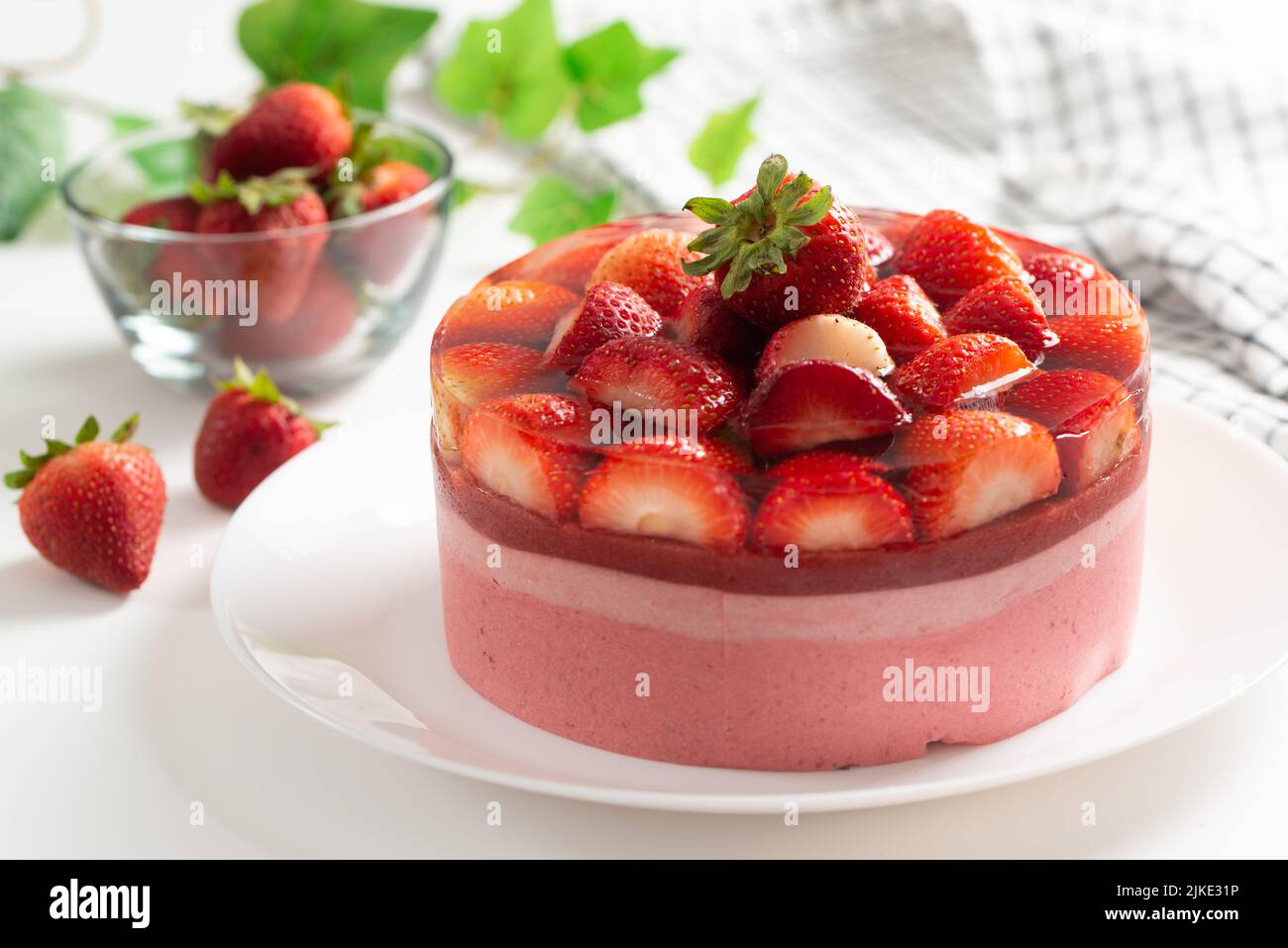 Erdbeerkäsekuchen mit Gelee und frischen Erdbeeren Stockfoto