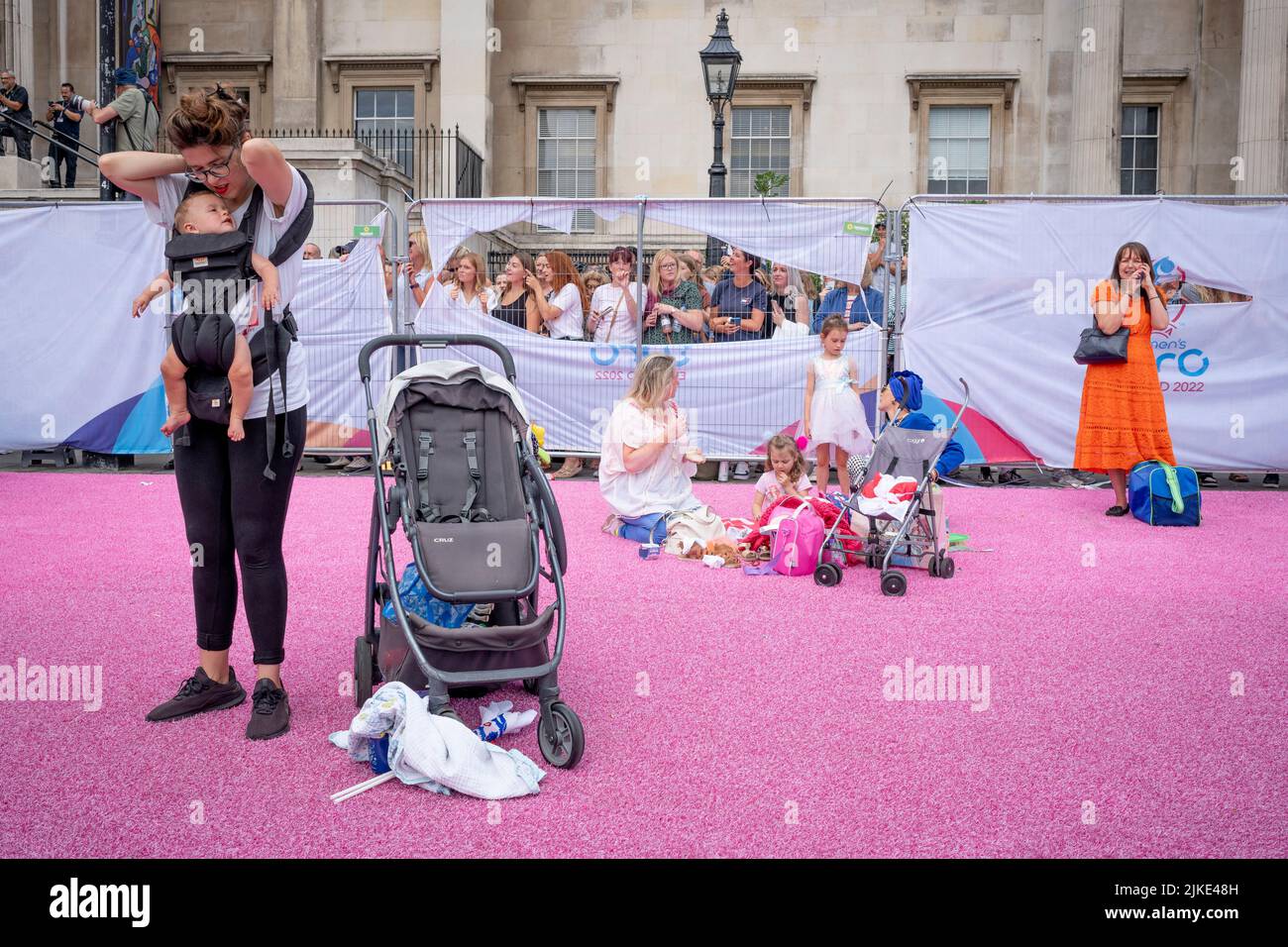 Am Tag nach dem Sieg der englischen Fußballmannschaft der Frauen beim Euro 2022-Turnier, bei dem sie Deutschland 2-1 in zusätzlicher Zeit besiegten, feiern englische Fans am 1.. August 2022 auf dem Trafalgar Square in London, England. Die kostenlose Veranstaltung wurde von der englischen Fußballvereinigung veranstaltet, wo die Gewinnerinnen (auch bekannt als die Lionesses) vor einem anbetenden Publikum aus Familien, Eltern, Kindern und vor allem aufstrebenden jungen Fußballspielerinnen der Zukunft auf der Bühne auftraten. Stockfoto