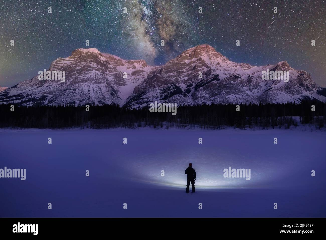 Person, die die Galaxie aus den kanadischen Rockies betrachtet Stockfoto
