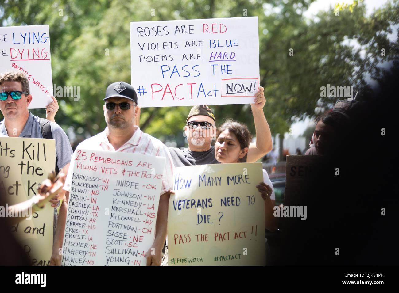 Washington, USA. 01. August 2022. Washington, DC - 1. August 2022: Ein Veteran steht mit einem Schild bei der Kundgebung. Jon Stewart schloss sich Veteranen an, die mit Burn Pits 360 in Verbindung stehen, um sich für den PACT Act zu mobilisieren, ein Gesetz, das VA-Programme finanziert, die Veteranen helfen sollen, die an Komplikationen im Zusammenhang mit der Brandgrube leiden. Nur 5 Tage zuvor konnte der Senat das PACT-Gesetz nicht mit der erforderlichen Übermehrheit verabschieden, um den Filibuster zu umgehen. (Foto von Kyle Anderson/Sipa USA) Quelle: SIPA USA/Alamy Live News Stockfoto