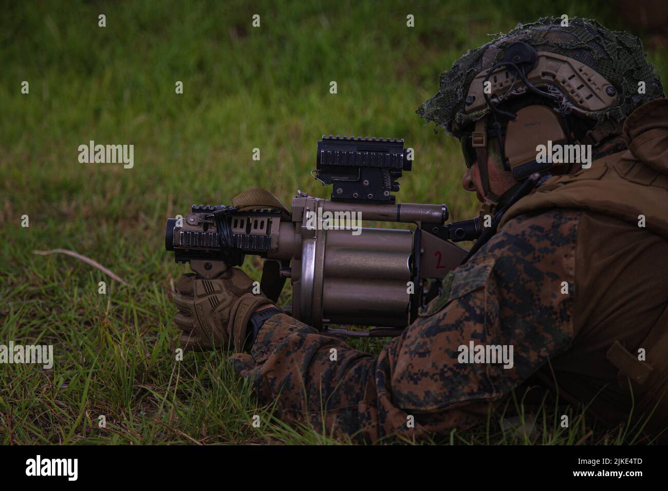 U.S. Marine Corps Lance CPL. Kyle Paluh, ein Maschinengewehrschütze mit 3D Bataillons und 2D Marineinfanteristen, feuert einen M32-Schuss-Granatenwerfer, während er während eines Tactical Small Unit Leader Kurses Angriffe auf Lager Schwab, Okinawa, Japan, 26. Juli 2022 durchführt. Dieses Training verbesserte die Fähigkeiten der Marines auf taktischer Ebene und entwickelte die Führung kleiner Einheiten. 3/2 wird im Rahmen des Unit Deployment Program im Indo-Pazifik unter 4. Marines, 3D Marine Division, eingesetzt. Palähist aus Erie, Pennsylvania, geboren. (USA Marine Corps Foto von CPL. Diana Jimenez) Stockfoto