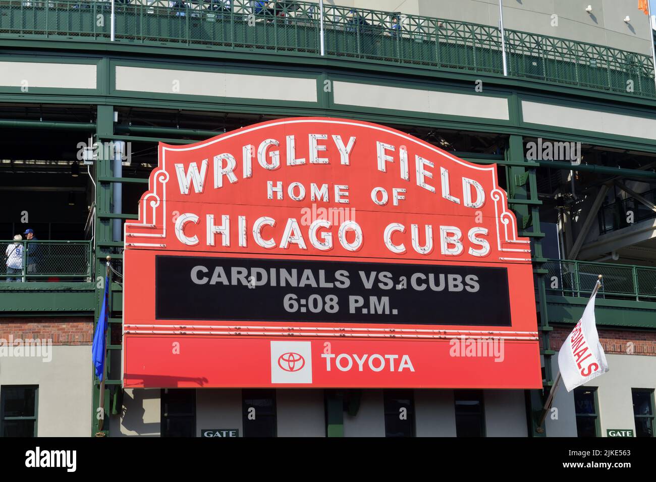 Chicago, Illinois, USA. Das berühmte rote Festzelt über dem Haupteingang zum berühmten Wrigley Field. Stockfoto