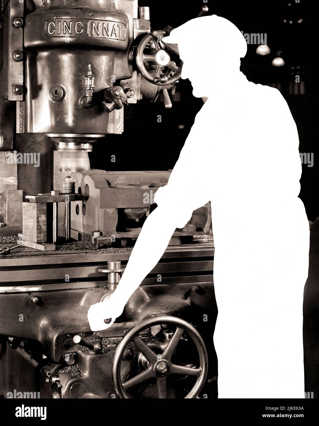 1940S SYMBOLISCHE DARSTELLUNG DER FEHLENDEN QUALIFIZIERTEN AUSGEBILDETEN ARBEITER BENÖTIGT, UM GROSSE PRODUKTIONSMASCHINE IN DER FABRIK ZU BEDIENEN - I3914 HAR001 HARS WELTKRIEG II GELEGENHEIT BESCHÄFTIGUNG HERSTELLUNG BERUFE KONZEPT KONZEPTUELLE WELTKRIEG 2 QUALIFIZIERTE MITARBEITER GHOSTED SYMBOLISCH AUSGEBILDETE FEHLZEITEN KONZEPTE VERTEIDIGUNGSMITARBEITER BRAUCHTEN ABWESENDE SCHWARZ-WEISSE KAUKASISCHE ETHNIE ZIVIL HAR001 ARBEITEN ALTMODISCHE DARSTELLUNG Stockfoto