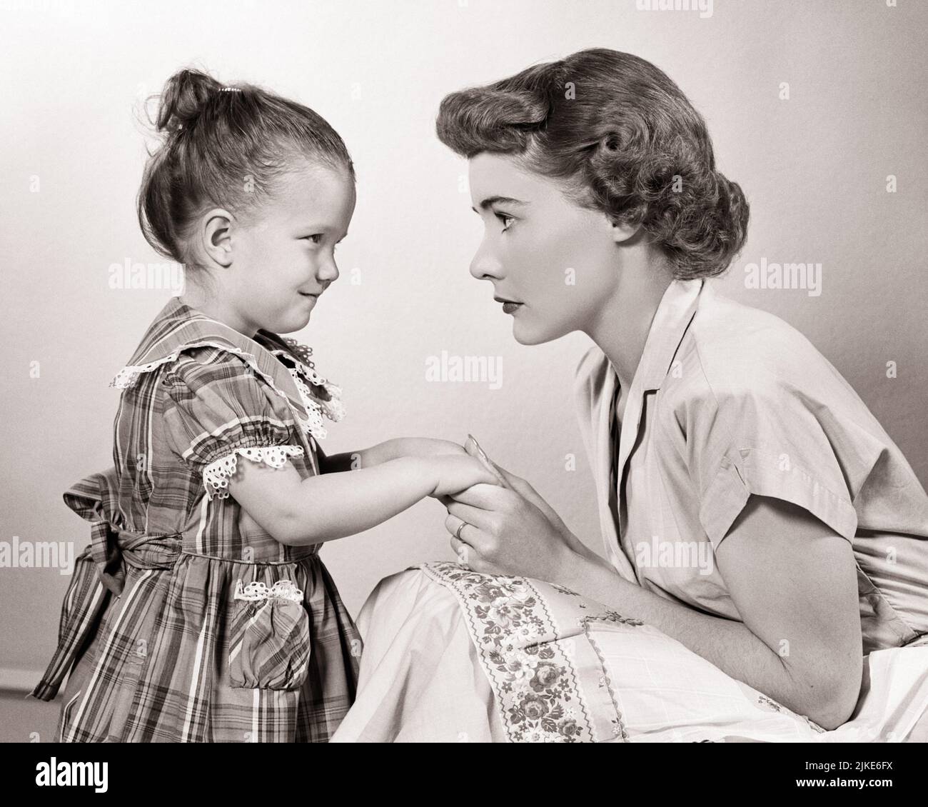 1940S 1950S FRAU MUTTER, DIE EIN ERNSTHAFTES FACE-TO-FACE-GESPRÄCH MIT IHRER KLEINEN TOCHTER HAT - J1050 HAR001 HARS ALTE MODE 1 JUGENDSTIL ANGST KOMMUNIKATION SICHERHEIT JUGENDLICHER SICHERHEIT TEAMWORK STARKER LEBENSSTIL ELTERN FRAUEN GESUNDHEIT ZU HAUSE LEBEN HALBJÄHRIGE DAMEN TÖCHTER PERSONEN DURCHDACHT DISZIPLIN INSPIRATION FÜRSORGE RISIKO VERTRAUEN B&W KNIEN GLÜCK WELLNESS SCHUTZ STÄRKE KONFRONTATION KRAFTVOLLE WARNUNG HÄLT HÄNDE AUTORITÄT GESICHT KONZEPTIONELLE UNTERSTÜTZUNG AUFRICHTIGE PERSÖNLICHE BINDUNG ERNSTE ZUNEIGUNG EMOTION FOKUSSIERTES WACHSTUM INTENSIVE JUGENDLICHE MÜTTER ZWEISAMKEIT Stockfoto