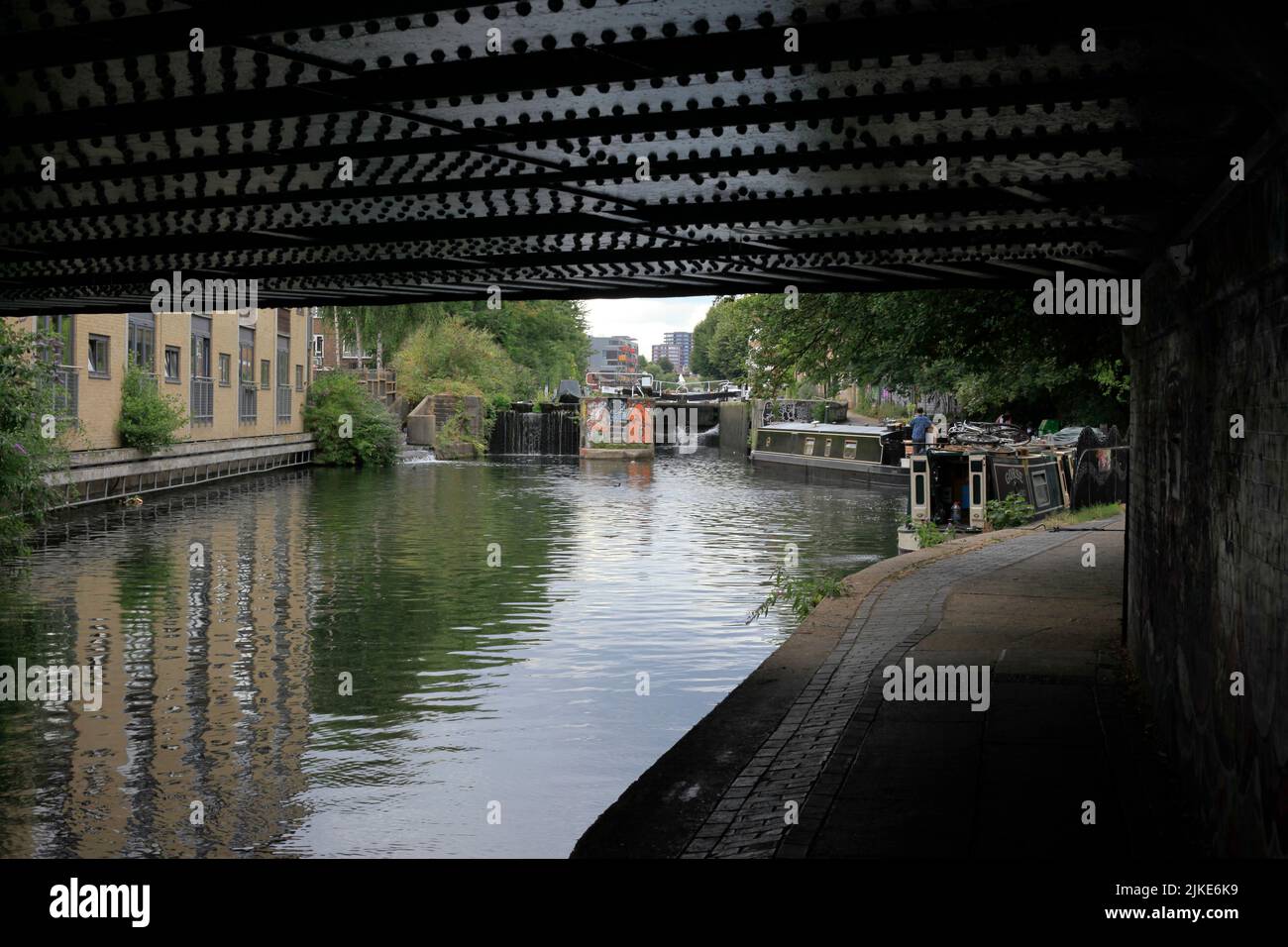 Regent's Canal in Hackney E8 mit Schmalbooten Stockfoto