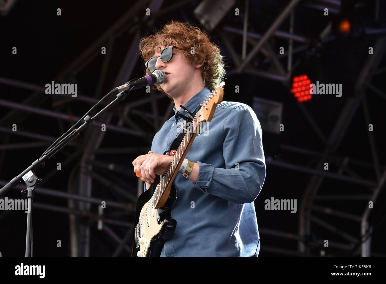 Jack Cochrane Von Den Nüssen, Die Live Auf Der Bühne Auftreten, Am 3. Tag Des Siegesfestes 2021 Stockfoto