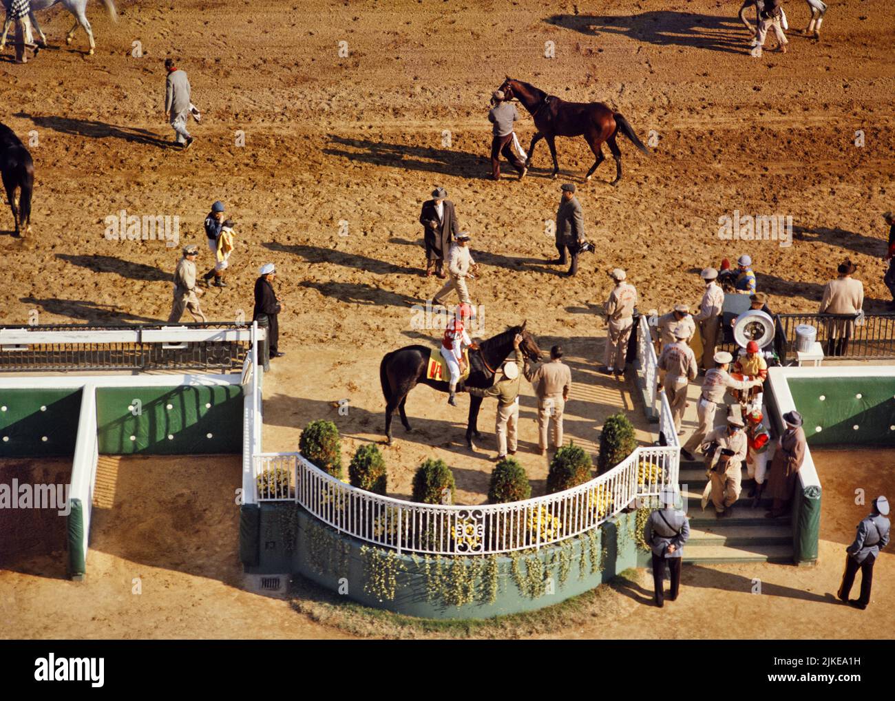 1960S PFERDE UND JOCKEYS IN FAHRERLAGER WERDEN VOR UND NACH DEM RENNEN GEWOGEN PFERDE KÜHLEN SICH AUF DER RENNSTRECKE DES GARTENSTAATES AB NJ USA - KH1005 HAR001 HARS GANZKÖRPERGEWINNERIN VEREINIGTE STAATEN VON AMERIKA MÄNNER RISKIEREN SPORTLICHE UNTERHALTUNG JOCKEY NORDAMERIKA NORDAMERIKANISCHER WEITWINKELFAHRER VOR TRÄUMEN GLÜCK SÄUGETIERE HOCHWINKEL STÄRKE SIEG AUFREGUNG WISSEN ERHOLUNG WOG IN NJ BERUFE PROFESSIONELLE SPORT KONZEPTIONELLE JOCKEYS MÄNNER NUR STILVOLLE NEW JERSEY KÜHLUNG ZUSAMMENARBEIT GARTEN ZUSTAND SÄUGETIER PADDOCK ENTSPANNUNG HAR001 ALTMODISCH Stockfoto