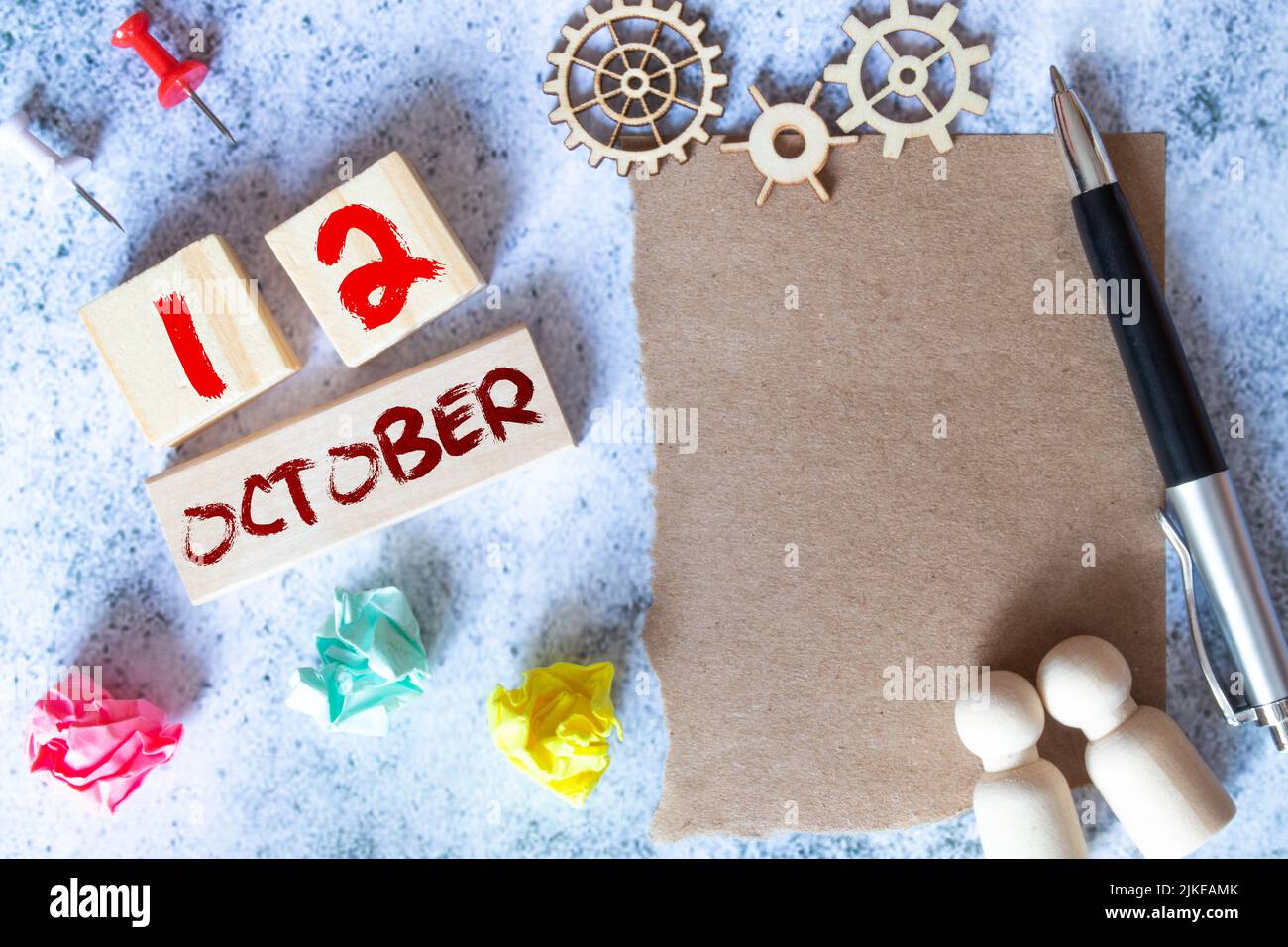 Holzkalender mit dem Datum des 12. Oktober und einer Staffelei auf blauem Hintergrund, Ort für Text, Welttag der Wandervögel, Welt Stockfoto