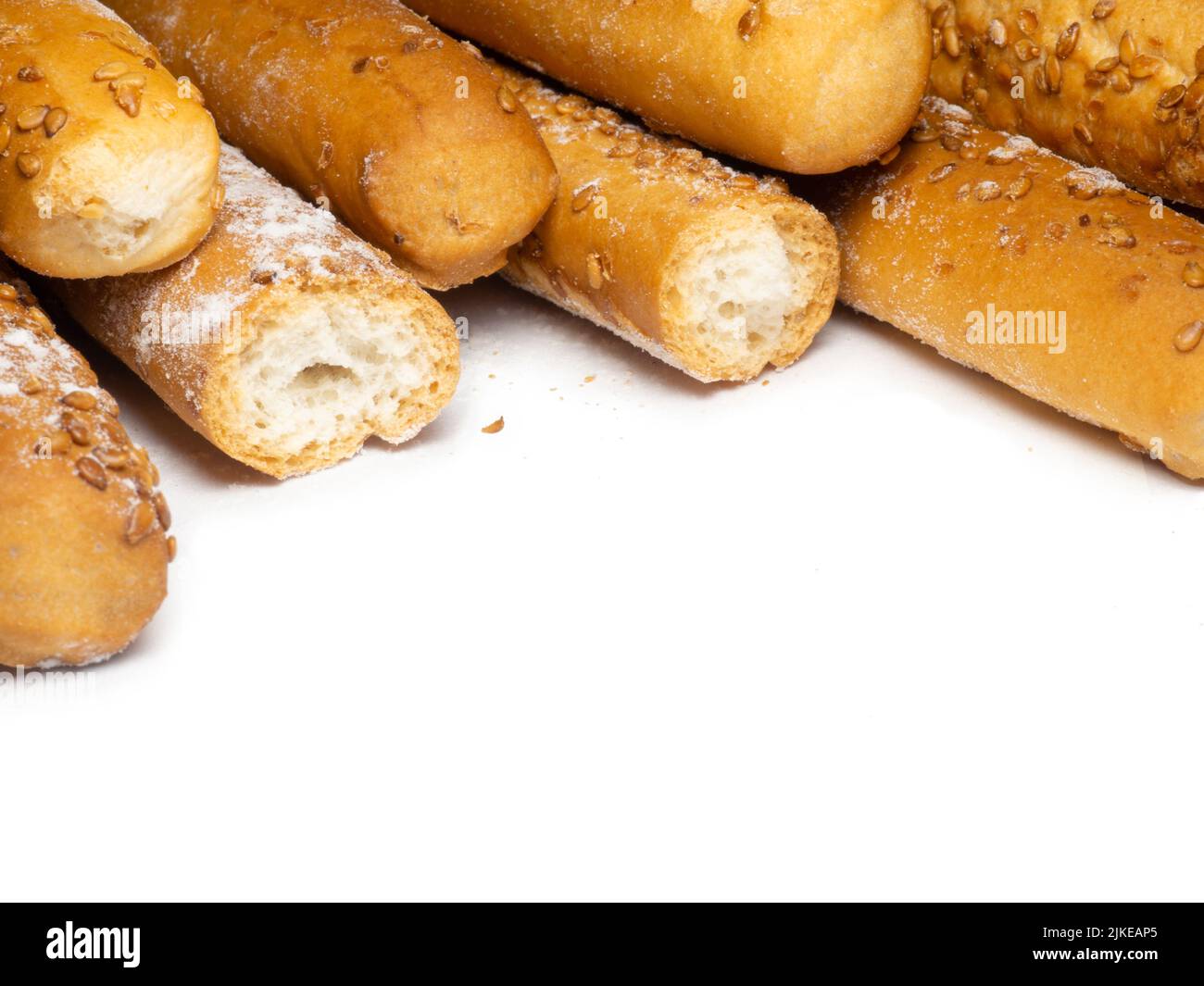 Sesamkekse auf weißem Hintergrund. Kekse sind in Form von Stäben länglich. Brotprodukte. Mehlprodukte. Viele hausgemachte Kuchen. Gesund f Stockfoto