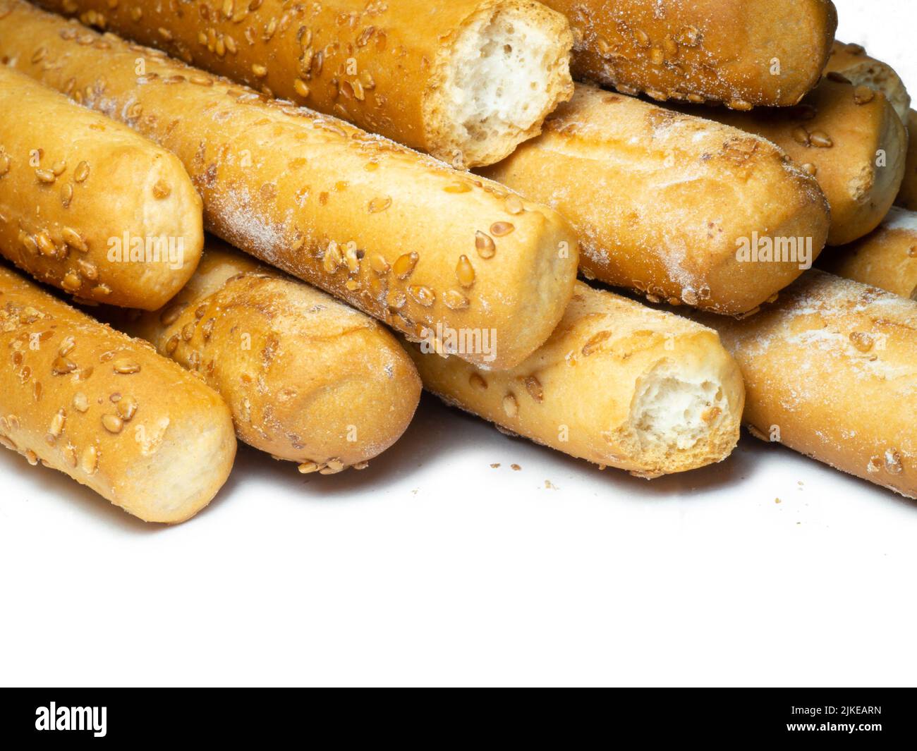 Sesamkekse auf weißem Hintergrund. Kekse sind in Form von Stäben länglich. Brotprodukte. Mehlprodukte für Snacks. Viele hausgemachte Kuchen Stockfoto