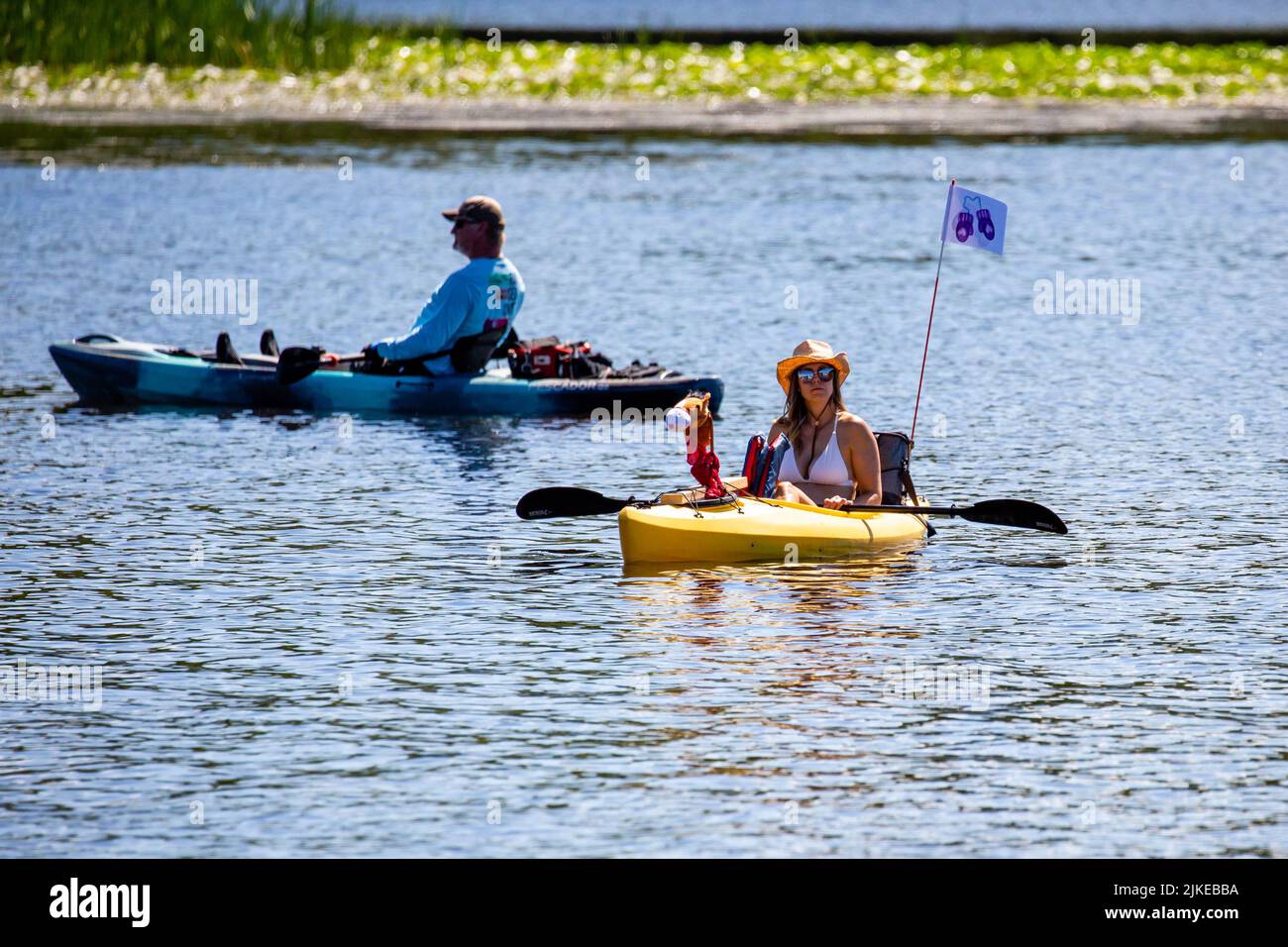 Wausau, Wisconsin, USA, Juli 30, 2022: 8. jährliches Paddle Pub Crawl auf dem Lake Wausau und dem Wisconsin River, genießen Kajakfahrer die Samstagsveranstaltung mit Be Stockfoto