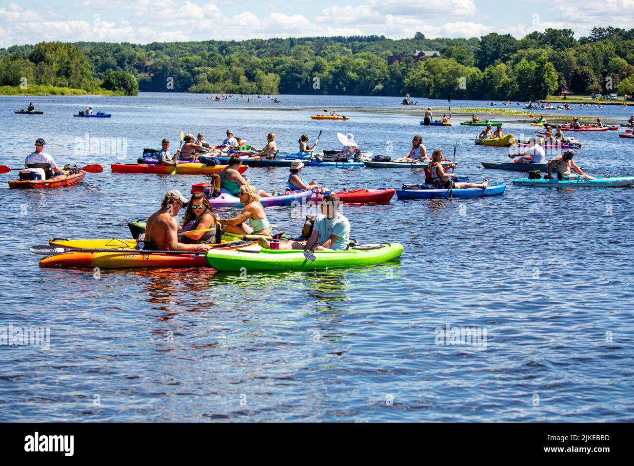 Wausau, Wisconsin, USA, Juli 30, 2022: 8. jährliches Paddle Pub Crawl auf dem Lake Wausau und dem Wisconsin River, genießen Kajakfahrer die Samstagsveranstaltung mit Be Stockfoto