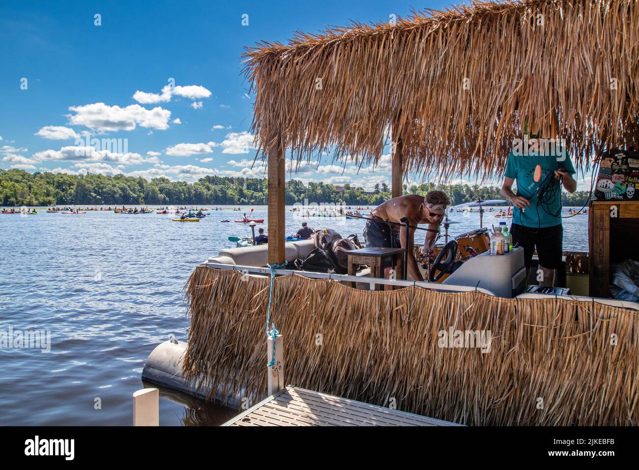 Wausau, Wisconsin, USA, Juli 30, 2022: 8. Annual Paddle Pub Crawl auf dem Lake Wausau und dem Wisconsin River treffen sich Kajakfahrer als Band Feed Stockfoto