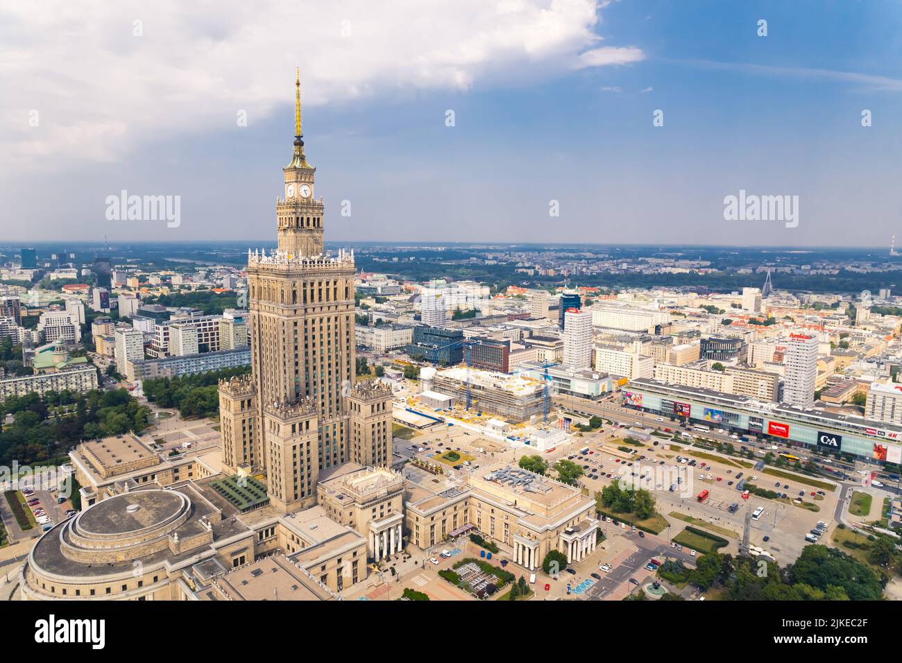 7.22.2022 Warschau, Polen. Der Palast der Kultur und Wissenschaft - Ort verschiedener öffentlicher und kultureller Einrichtungen wie Kinos, Theater, Universitätsfakultäten, Sportvereine und Bibliotheken. Luftdrohnenansicht. Hochwertige Fotos Stockfoto