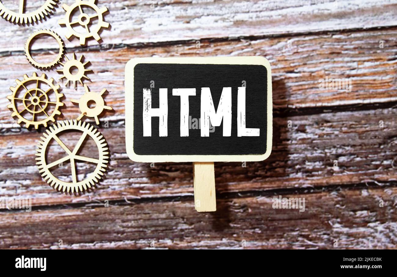 Konzeptbild ein Holzblock und Wort - HTML - kurz für Hypertext Markup Language - auf weißem Hintergrund. Die Würfel befinden sich auf der Tastatur Stockfoto