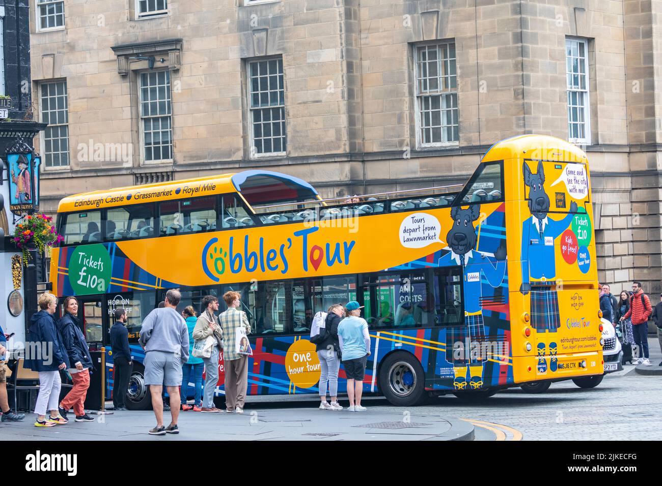 Edinburgh Altstadt, Cobbles Tour Sightseeing Doppeldeckerbus, Schottland, UK Sommer 2022 Stockfoto