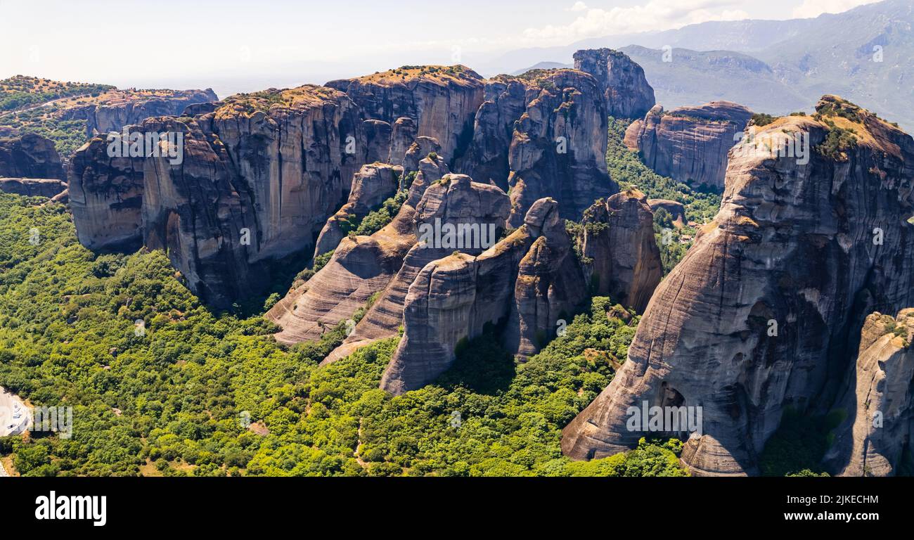 Erstaunliche Luftaufnahme der Meteora-Felstürme bei sonnigem Wetter, Griechenland. Hochwertige Fotos Stockfoto