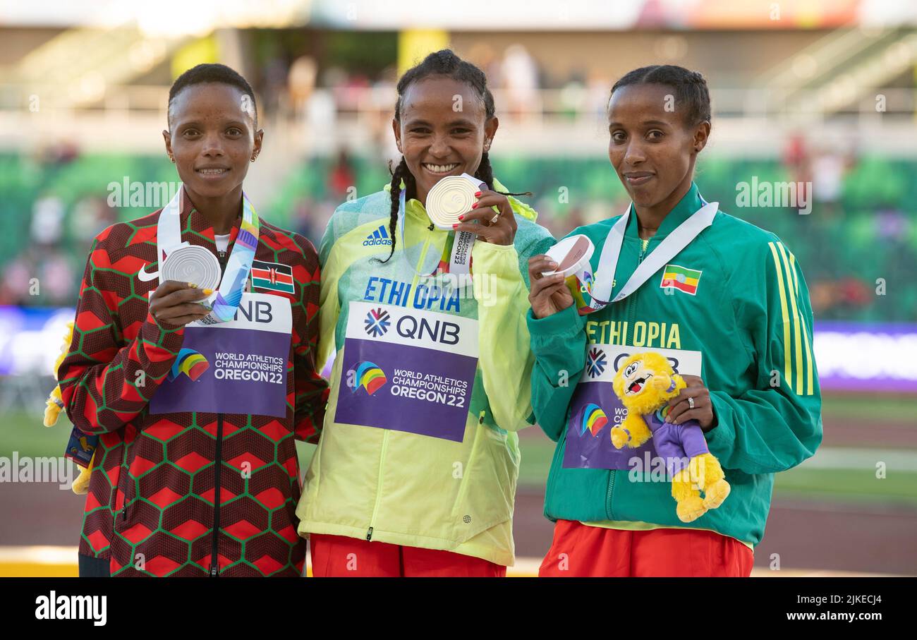 Beatrice Chebet (KEN) Silver, Gudaf Tsegay (ETH) Gold und Dawit Seyaum (ETH) Bronzemedaillenübergabe für die Frauen 5000m am neunten Tag auf der Welt Stockfoto