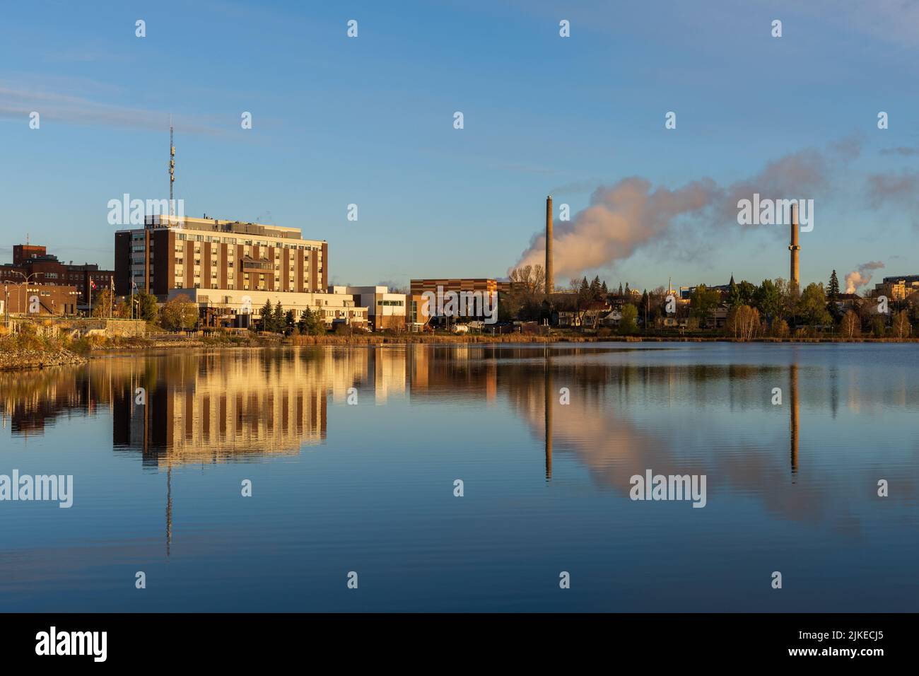 Osisko Lake bei Sonnenuntergang. Wunderschöne Landschaft von Rouyn-Noranda, Abitibi-Temiscamingue, Quebec, Kanada. Stockfoto Osisko Lake bei Sonnenuntergang. Wunderschöne Landschaft von Rouyn-Noranda, Abitibi-Temiscamingue, Quebec, Kanada. Stockfoto
