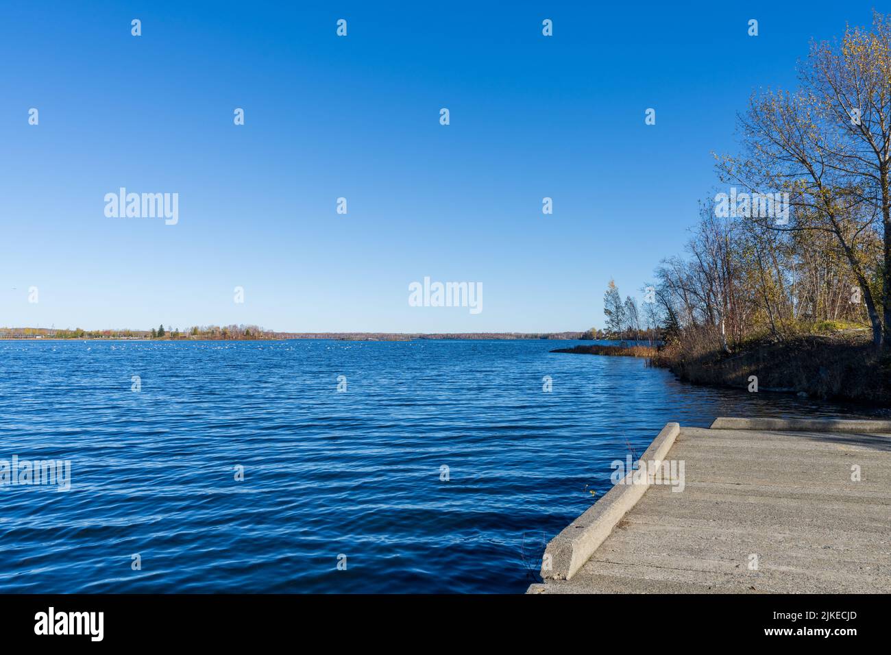 Osisko Lake an einem sonnigen Tag. Wunderschöne Landschaft von Rouyn-Noranda, Abitibi-Temiscamingue, Quebec, Kanada. Stockfoto Osisko Lake an einem sonnigen Tag. Wunderschöne Landschaft von Rouyn-Noranda, Abitibi-Temiscamingue, Quebec, Kanada. Stockfoto