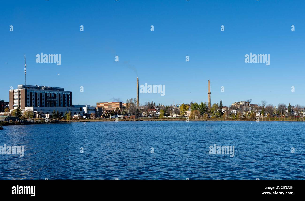 Osisko Lake an einem sonnigen Tag. Wunderschöne Landschaft von Rouyn-Noranda, Abitibi-Temiscamingue, Quebec, Kanada. Stockfoto Osisko Lake an einem sonnigen Tag. Wunderschöne Landschaft von Rouyn-Noranda, Abitibi-Temiscamingue, Quebec, Kanada. Stockfoto