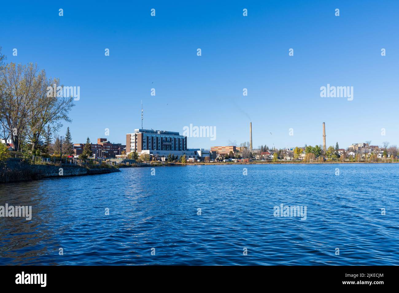 Osisko Lake an einem sonnigen Tag. Wunderschöne Landschaft von Rouyn-Noranda, Abitibi-Temiscamingue, Quebec, Kanada. Stockfoto Osisko Lake an einem sonnigen Tag. Wunderschöne Landschaft von Rouyn-Noranda, Abitibi-Temiscamingue, Quebec, Kanada. Stockfoto