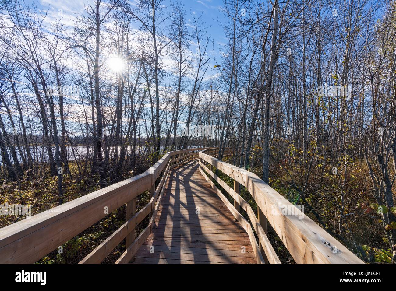 Wanderweg über die Holzbrücke am Noranda Lake. Rouyn-Noranda, Abitibi-Temiscamingue, Quebec, Kanada. Stockfoto Wanderweg über die Holzbrücke am Noranda Lake. Rouyn-Noranda, Abitibi-Temiscamingue, Quebec, Kanada. Stockfoto