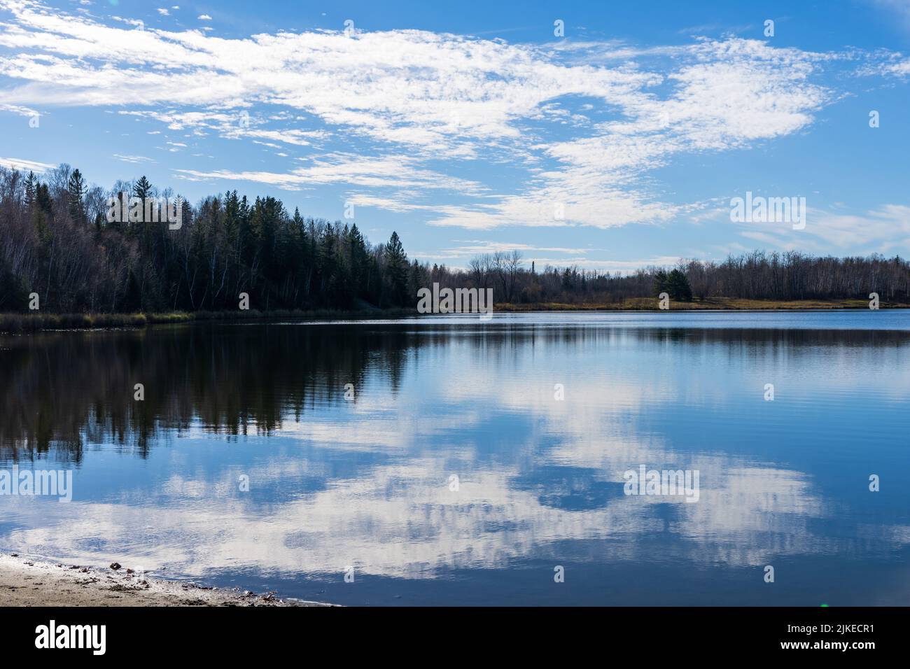 Noranda Lake Shore. Wunderschöne Landschaft von Rouyn-Noranda, Abitibi-Temiscamingue, Quebec, Kanada. Stockfoto Noranda Lake Shore. Wunderschöne Landschaft von Rouyn-Noranda, Abitibi-Temiscamingue, Quebec, Kanada. Stockfoto